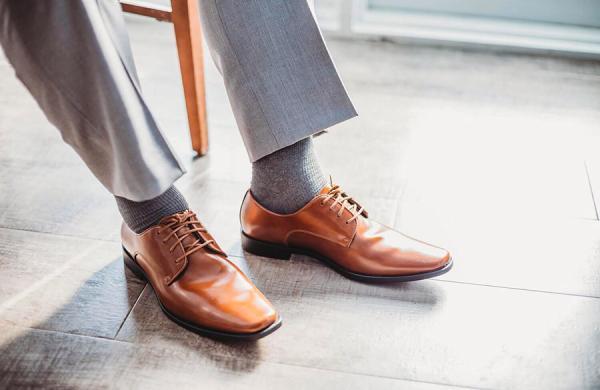 15 رنگ کفش که در ترکیب با شلوار طوسی استایل فوق العاده ای می سازند