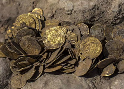 ویدئوی دیدنی از لحظه کشف 700 سکه طلا زیر مزرعه ذرت